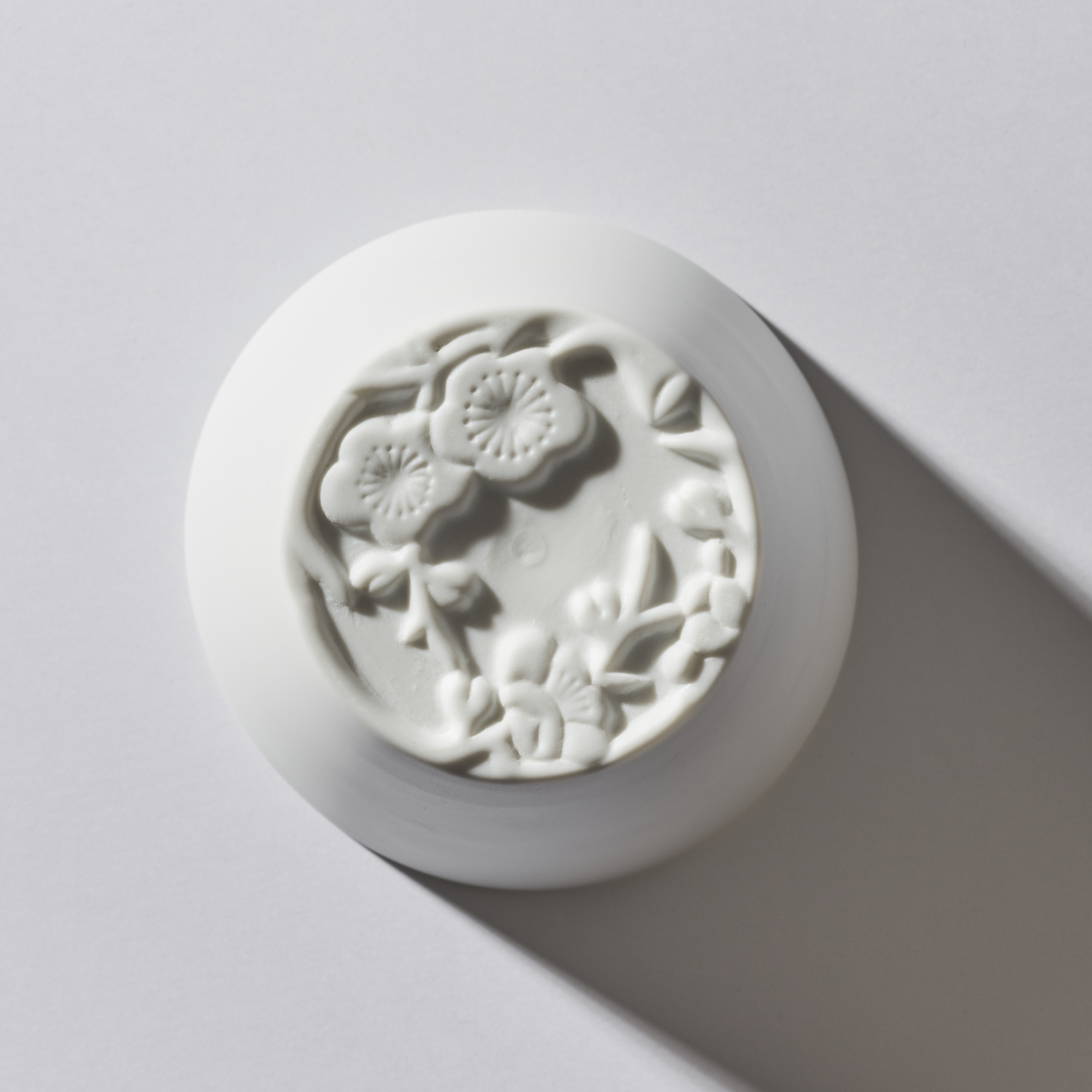 WDH 梅・桜カップ 2個セット 白磁 桐箱入り